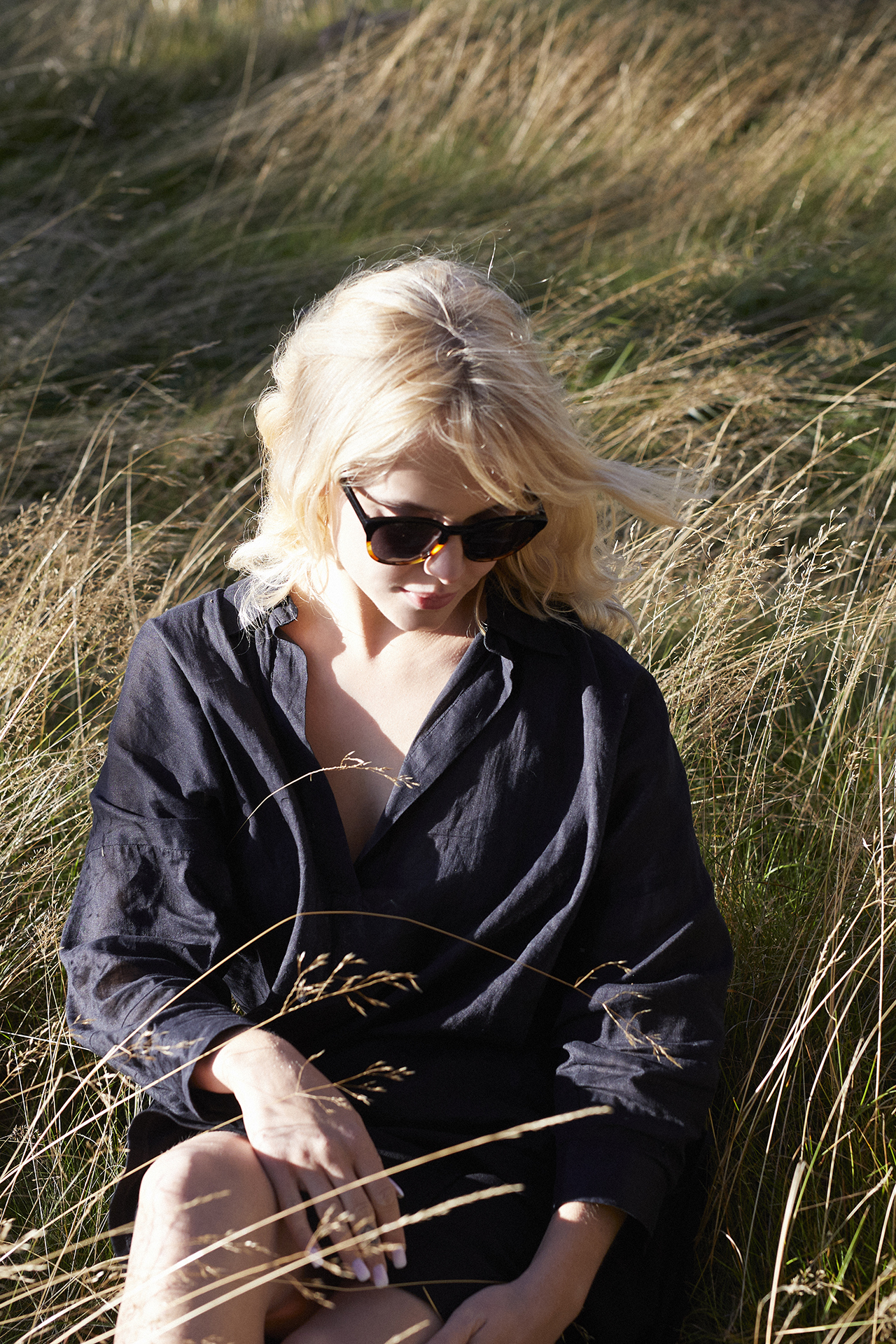 woman wearing summer black and sunglasses